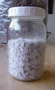 Egy üveg teljsen kolonizált gabona, más néven gombacsíra, vagyis spawn.